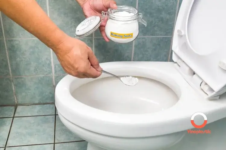 رفع گرفتگی توالت فرنگی با محلول لوله بازکن خانگی
